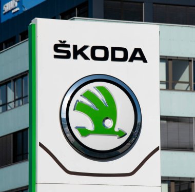 Bratislava, Slovakya - 10 Mayıs 2025: Galeride SKODA bayilik tabelası. Skoda, Alman Volkswagen Group 'un sahibi olduğu Çek otomobil üreticisi..