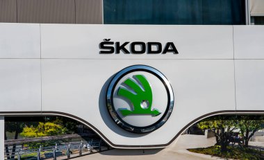 Bratislava, Slovakya - 10 Mayıs 2025: Galeride SKODA bayilik tabelası. Skoda, Alman Volkswagen Group 'un sahibi olduğu Çek otomobil üreticisi..