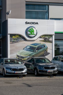 Bratislava, Slovakya - 10 Mayıs 2025: Galeride SKODA bayilik tabelası. Skoda, Alman Volkswagen Group 'un sahibi olduğu Çek otomobil üreticisi..