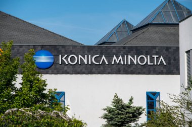 Bratislava, Slovakya - 10 Mayıs 2025: Binada Konica Minolta imzası. Konica Minolta, çok uluslu bir Japon teknoloji şirketidir..