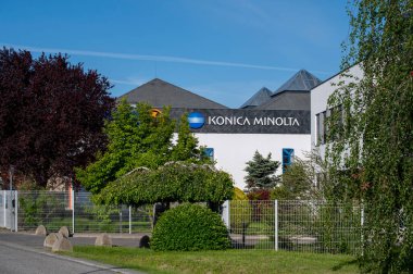 Bratislava, Slovakya - 10 Mayıs 2025: Binada Konica Minolta imzası. Konica Minolta, çok uluslu bir Japon teknoloji şirketidir..