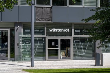 Bratislava, Slovakya - 10 Mayıs 2025: Bratislava Wustenrot şubesi. Wustenrot Grubu, Avusturya 'nın finansal hizmetler ve gayrimenkul şirketi..