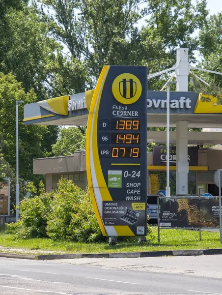 Bratislava, Slovakya - 10 Mayıs 2025 Slovnaft benzin istasyonu. Slovnaft, Slovakya 'da MOL Group' un bir yan kuruluşu olan bir petrol arıtma şirketi..