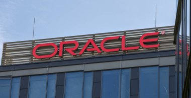 Bratislava, Slovakya - 10 Mayıs 2025: Binanın tepesinde Kahin logosu. Oracle Corporation, ABD 'li çok uluslu bir bilgisayar teknolojisi şirketidir..