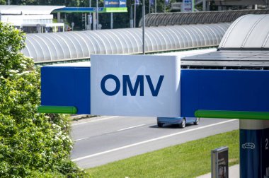 Bratislava, Slovakya - 10 Mayıs 2025: OMV benzin istasyonu. Benzin istasyonu. OMV, Avusturyalı çok uluslu petrol, gaz ve petrokimya şirketidir..