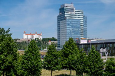 Bratislava, Slovakya - 10 Mayıs 2025: Aupark Tower, Bratislava 'daki Aupark alışveriş merkezi yakınlarındaki ofis binası. Petrzalka ilçesinde yer almaktadır..