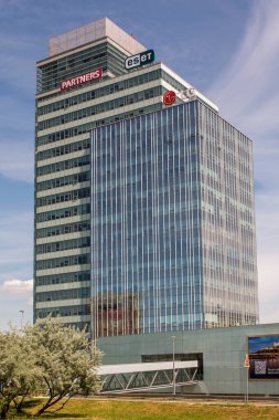 Bratislava, Slovakya - 10 Mayıs 2025: Aupark Tower, Bratislava 'daki Aupark alışveriş merkezi yakınlarındaki ofis binası. Petrzalka ilçesinde yer almaktadır..
