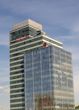 Bratislava, Slovakya - 10 Mayıs 2025: Aupark Tower, Bratislava 'daki Aupark alışveriş merkezi yakınlarındaki ofis binası. Petrzalka ilçesinde yer almaktadır..