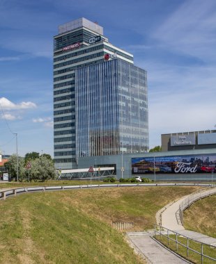 Bratislava, Slovakya - 10 Mayıs 2025: Aupark Tower, Bratislava 'daki Aupark alışveriş merkezi yakınlarındaki ofis binası. Petrzalka ilçesinde yer almaktadır..
