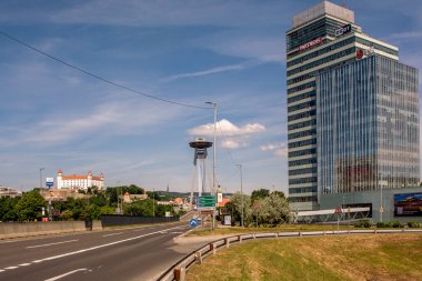 Bratislava, Slovakya - 10 Mayıs 2025: Aupark Tower, Bratislava 'daki Aupark alışveriş merkezi yakınlarındaki ofis binası. Petrzalka ilçesinde yer almaktadır..