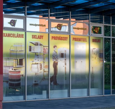 Bratislava, Slovakya - 10 Mayıs 2025: AJ Ürünleri Bratislava 'da. AJ Ürünleri ofis mobilyası, kantin mobilyası, dolaplar ve endüstriyel depolama çözümlerinde uzmanlaşmıştır..