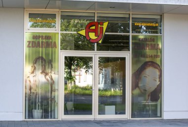 Bratislava, Slovakya - 10 Mayıs 2025: AJ Ürünleri Bratislava 'da. AJ Ürünleri ofis mobilyası, kantin mobilyası, dolaplar ve endüstriyel depolama çözümlerinde uzmanlaşmıştır..