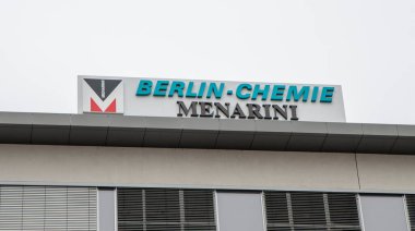 Bratislava, Slovakya - 16 Mart 2025 Berlin Chemie Menarini ofis binasında. Berlin-Chemie Menarini Berlin merkezli bir Alman-İtalyan ilaç şirketidir..
