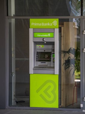 Bratislava, Slovakya - 10 Mayıs 2025: Prima banka Slovensko şubesi. Prima bankası Slovakya 'daki en büyük üçüncü banka..