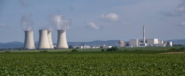 Slovakya 'nın Jaslovske Bohunice nükleer santralinin soğutucu kuleleri.