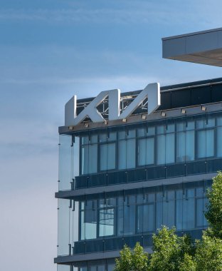 Bratislava, Slovakya - 10 Mayıs 2025: Kia işareti. Kia Corporation, Güney Kore merkezli çok uluslu otomobil üreticisi..