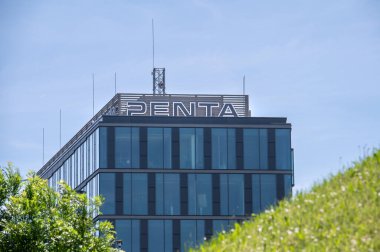 Bratislava, Slovakya - 10 Mayıs 2025: Penta tabelası. Penta, 1994 yılında Slovakya 'da kurulan bir Orta Avrupa yatırım grubudur..