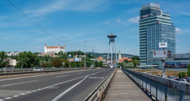 Bratislava, Slovakya - 10 Mayıs 2025: Aupark Tower, Bratislava 'daki Aupark alışveriş merkezi yakınlarındaki ofis binası. Petrzalka ilçesinde yer almaktadır..