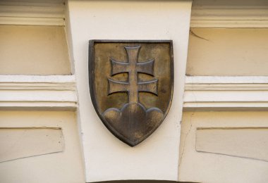 Silah ceketi mi yoksa evin ön cephesindeki haç işareti mi? Slovakya kültüründe önemli bir sembol.