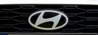 Nova Bana, Slovakya - 1 Haziran 2025: Arabanın kaputunda Hyundai amblemi. Hyundai logosunu kapat..