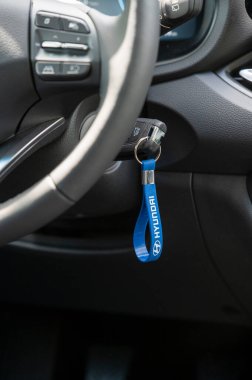Nova Bana, Slovakya - 1 Haziran 2025: Akıllı anahtar üzerine Hyundai i30 amblemi.