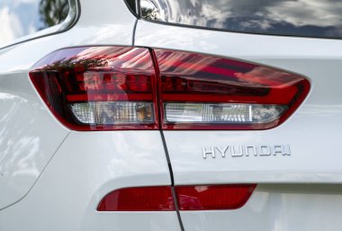 Nova Bana, Slovakya - 1 Haziran 2025: Hyundai amblemi ve arabanın arka ışıkları. Hyundai logosunu kapat..