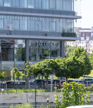 Bratislava, Slovakya - 10 Mayıs 2025: Vergi Ofisi Hennel ve Kralik ofisi, vergi danışmanlığı, muhasebe ve maaş hizmetleri.