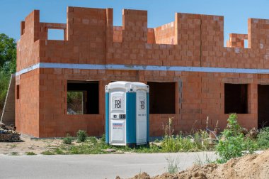 Nitra, Slovakya - 15 Haziran 2025: İnşaat alanındaki Toi toi portatif umumi tuvalet.