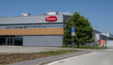Nitra, Slovakya - 15 Haziran 2025: TEKMAR Slovakya. TEKMAR gıda endüstrisinde faaliyet gösteren bir imalat şirketidir..