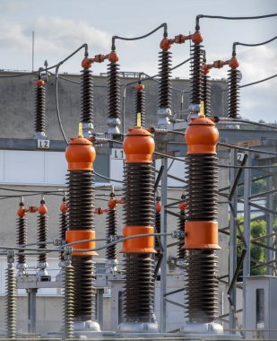 Yüksek voltaj düğmesi. Yüksek voltajlı elektrik trafo istasyonu. Elektrik santrali. Güç hattı.