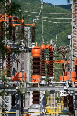 Yüksek voltaj düğmesi. Yüksek voltajlı elektrik trafo istasyonu. Elektrik santrali. Güç hattı.