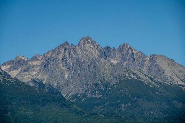 Lomnicky Tepesi, High Tatras, Slovakya. Lomnicky stit Slovakya 'nın yüksek Tatras dağlarındaki en yüksek ve en çok ziyaret edilen dağ zirvelerinden biridir..