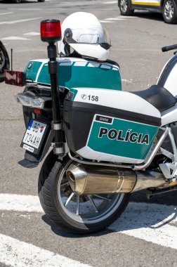 Nova Bana, Slovakya - 13 Temmuz 2025 Slovak Polis Gücü motosikleti. Slovakya 'da polis motosikleti.