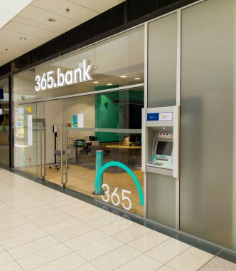 Banska Bystrica, Slovakya - 19 Temmuz 2025: 365 Banska Bystrica 'daki alışveriş merkezinde banka şubesi. Slovakya.