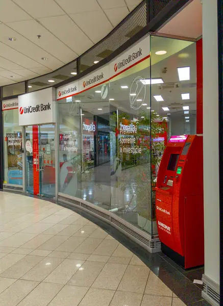 Banska Bystrica, Slovakya - 19 Temmuz 2025: UniCredit Bank şubesi. UniCredit S.p.A., merkezi Milano 'da bulunan uluslararası bir bankacılık grubudur..
