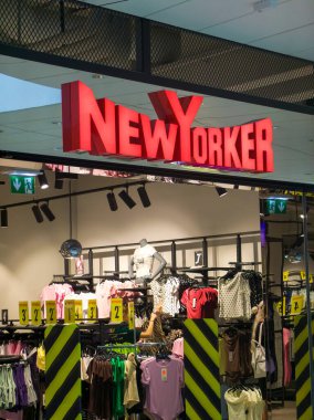 Banska Bystrica, Slovakya - 19 Temmuz 2025: Alışveriş merkezinin önündeki New Yorker mağazası. New Yorker bir Alman giyim perakendecisi..