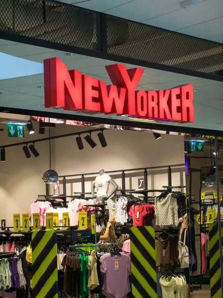 Banska Bystrica, Slovakya - 19 Temmuz 2025: Alışveriş merkezinin önündeki New Yorker mağazası. New Yorker bir Alman giyim perakendecisi..