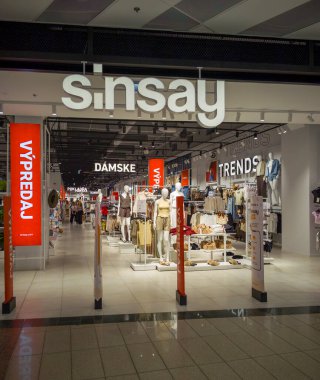 Banska Bystrica, Slovakya - 19 Temmuz 2025: Alışveriş merkezinin önündeki SINSay lüks moda mağazası.