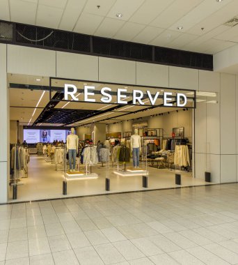 Banska Bystrica, Slovakya - 19 Temmuz 2025: Rezervasyonlu moda şirketi paravanı. LPP şirketinin bir parçasıdır. Kıyafet tasarlar, üretir ve dağıtır..