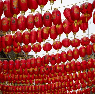 Londra, İngiltere - 22 Mart 2024: Çin Yeni Yıl kutlamaları sırasında Çin kırmızı fenerleri asmak.
