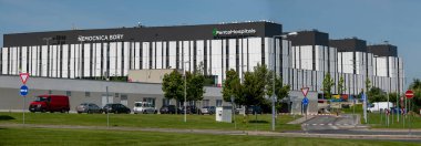 Bratislava, Slovakya - 7 Ağustos 2025: Bratislava 'da yeni modern hastane. Nemocnica Bory . Penta Yatırım 'a ait Penta Hastaneleri.