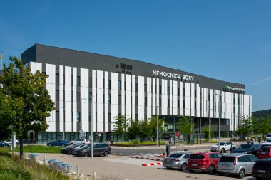 Bratislava, Slovakya - 7 Ağustos 2025: Bratislava 'da yeni modern hastane. Nemocnica Bory . Penta Yatırım 'a ait Penta Hastaneleri.