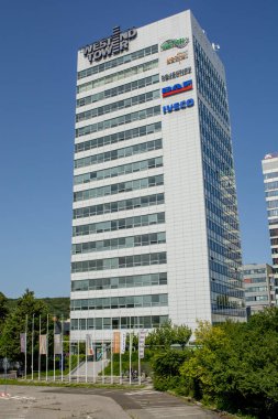 Bratislava, Slovakya - 7 Ağustos 2025: Westend Tower. Bratislava, Patronka 'daki modern ofis binası. Slovakya.