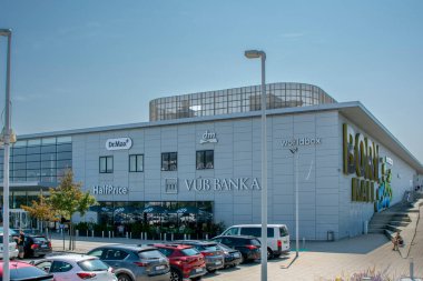 Bratislava, Slovakya - 7 Ağustos 2025: Bratislava 'daki alışveriş merkezi. Slovakya.