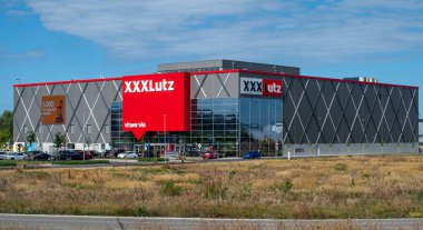 Nitra, Slovakya - 25 Ağustos 2025: Nitra 'da yeni XXXLutz mağazası. Slovakya. XXXLutz Grubu dünyanın en büyük mobilya perakendecilerinden biridir..