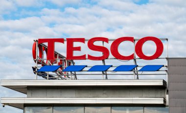 Nitra, Slovakya - 25 Ağustos 2025: Tesco süpermarket işareti. Marka logosu. Tesco afişi bir binanın dış tarafında.