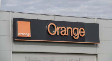 Nitra, Slovakya - 25 Ağustos 2025: Turuncu mobil ağ operatörü işareti. Dış bina için turuncu pankart.