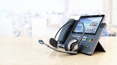 Modern VoIP telefon ve kulaklık ahşap ofis masasında duruyor. Çağrı merkezi, pazarlama ve teknik destek konsepti. 3B illüstrasyon.