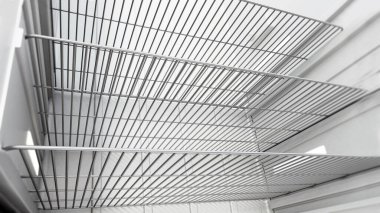 Boş buzdolabı manzarası. 3B illüstrasyon.