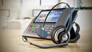Modern VoIP telefon ve kulaklık ahşap ofis masasında duruyor. Çağrı merkezi, pazarlama ve teknik destek konsepti. 3B illüstrasyon.